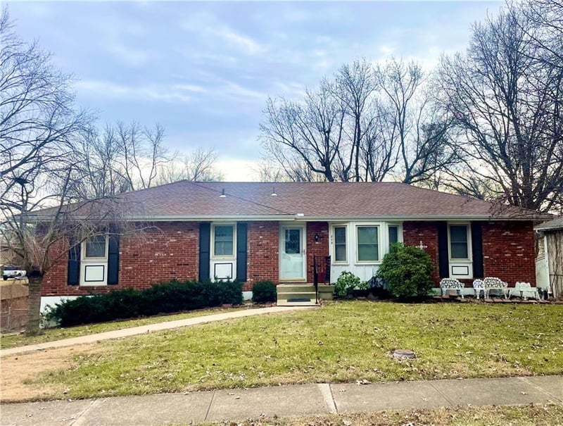 809 Cedar St, Lee's Summit, MO 64086