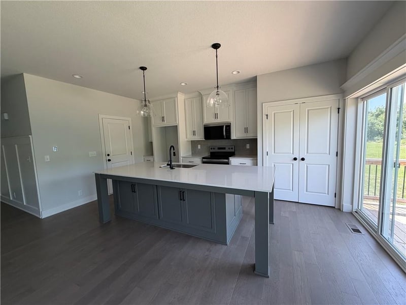 600 Valley Dr, Grain Valley, MO 64029