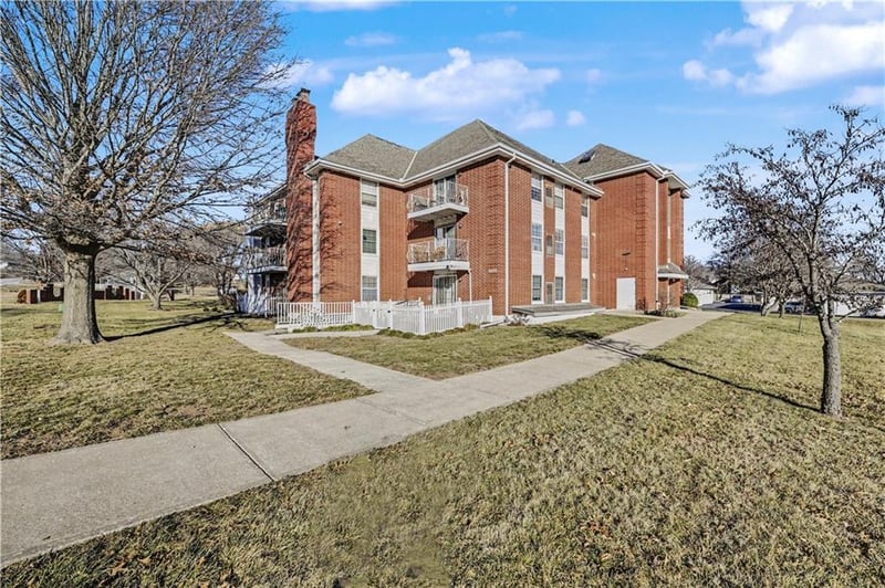 8001 Westridge Rd #102, Raytown, MO 64138
