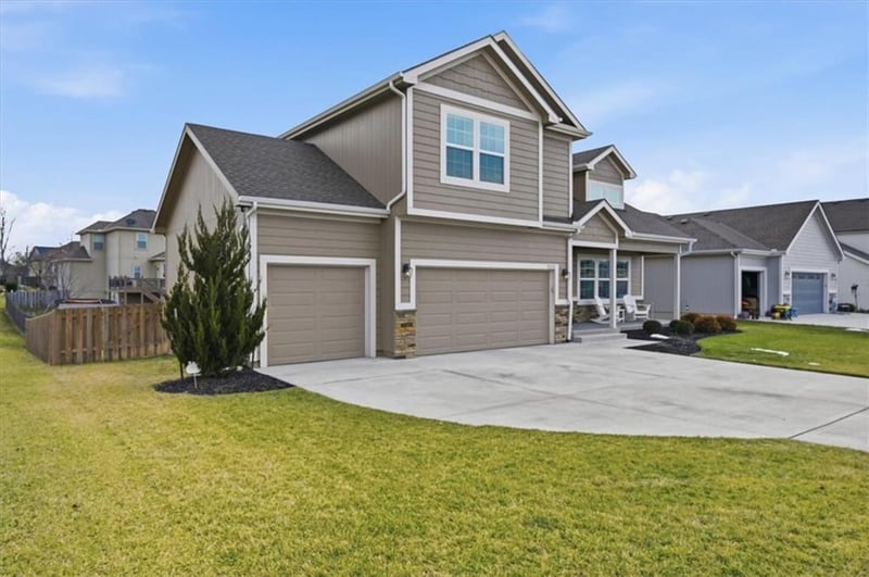 2121 Sycamore St, Leavenworth, KS 66048