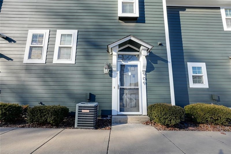 909 41st Pl, Kansas City, MO 64111