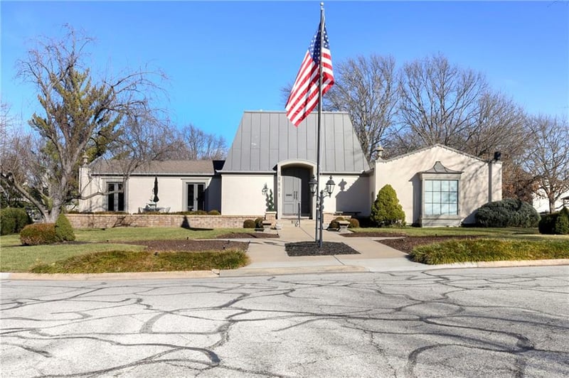 6708 109th St #E, Overland Park, KS 66211