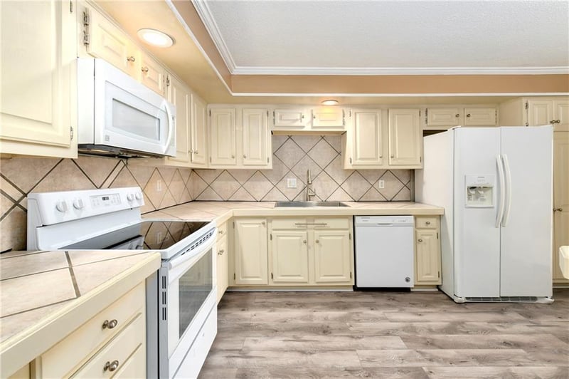 6708 109th St #E, Overland Park, KS 66211
