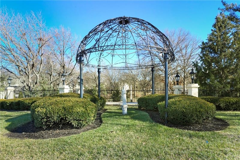 6708 109th St #E, Overland Park, KS 66211