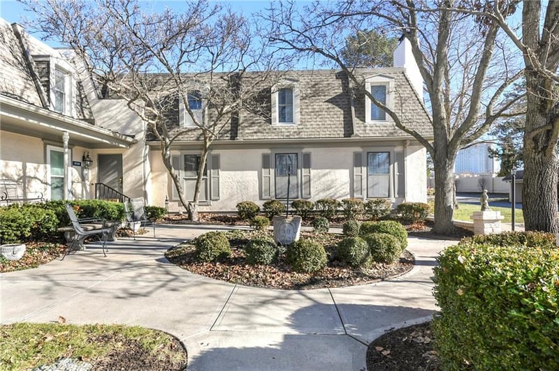 6708 109th St #E, Overland Park, KS 66211