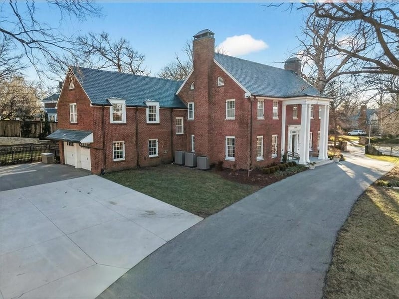 5353 Sunset Dr, Kansas City, MO 64112