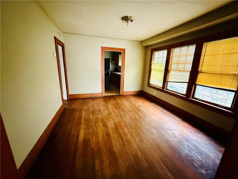 1508 E 49th Ter, Kansas City, MO 64110