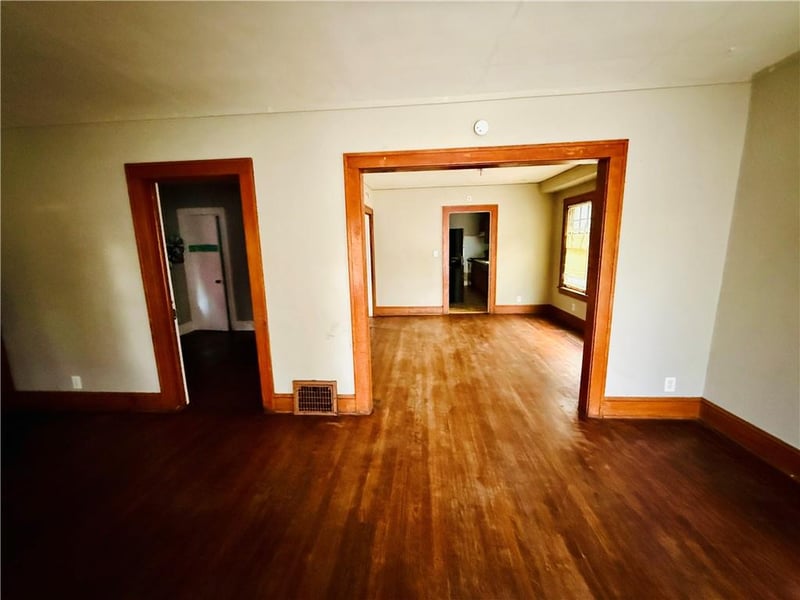 1508 E 49th Ter, Kansas City, MO 64110
