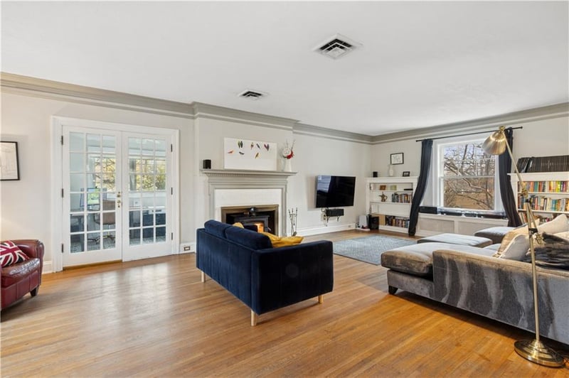 401 W 57 Ter, Kansas City, MO 64113