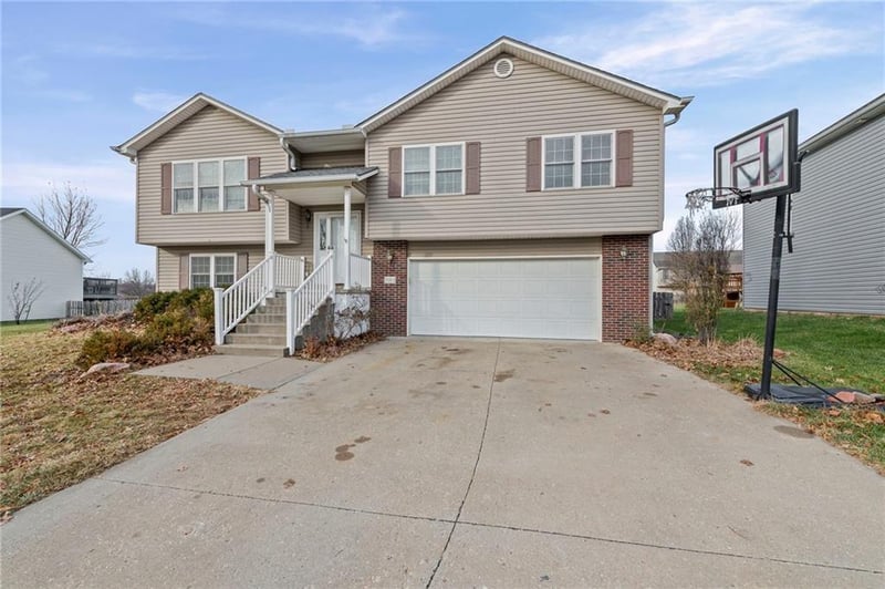 3212 Morton Ln, St Joseph, MO 64506