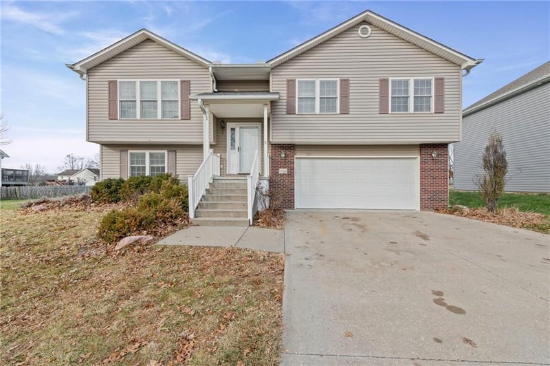 3212 Morton Ln, St Joseph, MO 64506