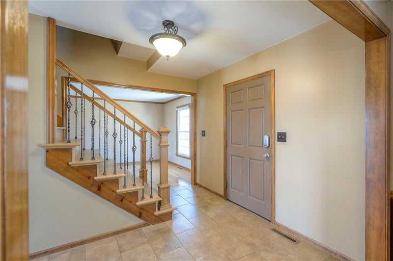 1023 Timbercreek Ln, Lee's Summit, MO 64081