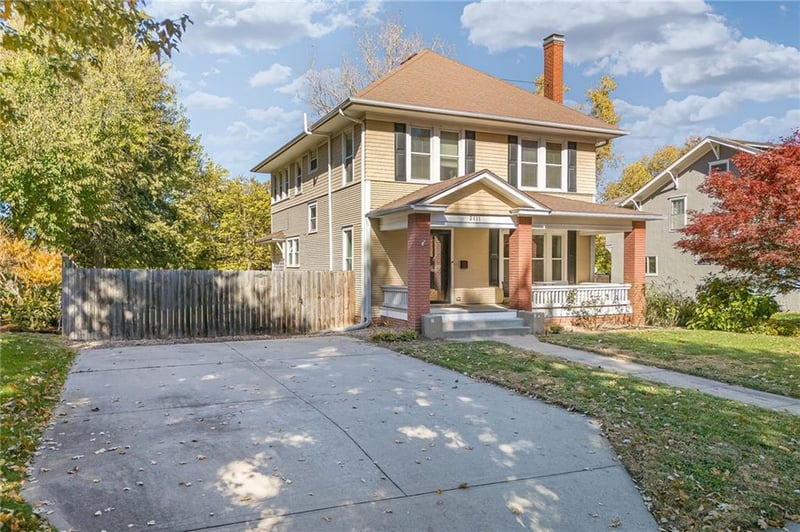 2111 Lovers Ln, St Joseph, MO 64505