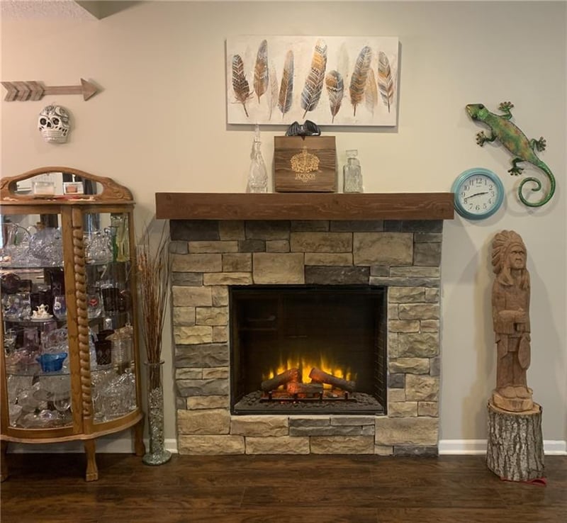 903 Ingleside Dr, Pleasant Hill, MO 64080