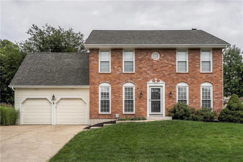 3907 Clearbrook Dr, Lee's Summit, MO 64064