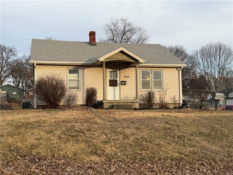 1723 39th St, St Joseph, MO 64507