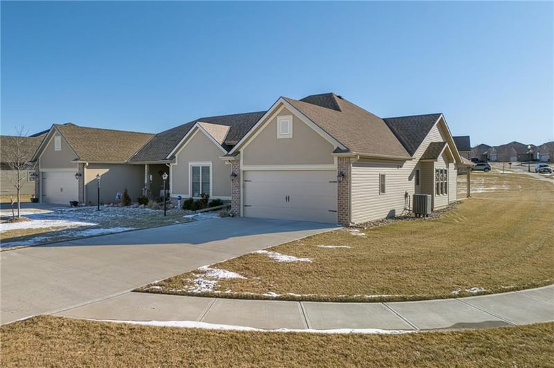 4905 Stonebridge Dr, St Joseph, MO 64505