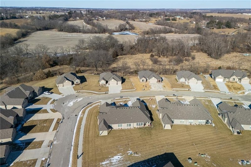 4905 Stonebridge Dr, St Joseph, MO 64505