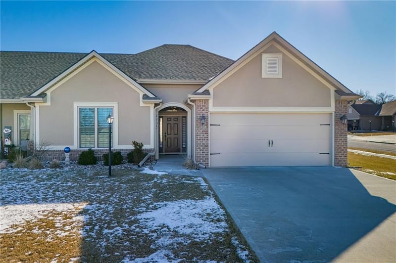 4905 Stonebridge Dr, St Joseph, MO 64505