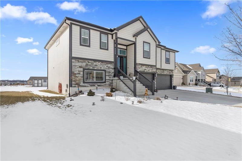 1504 162nd Cir, Basehor, KS 66007