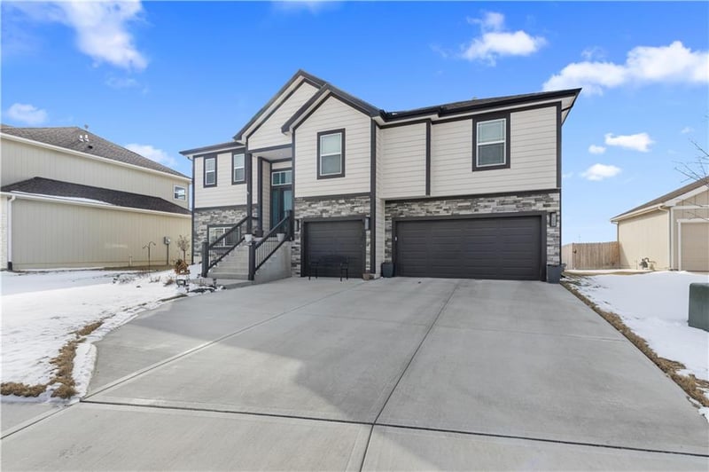 1504 162nd Cir, Basehor, KS 66007