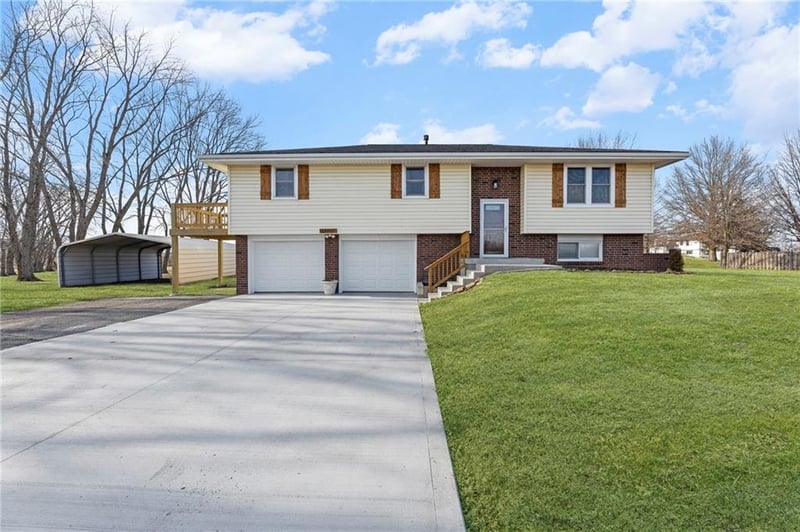 19723 Tonganoxie Dr, Tonganoxie, KS 66086