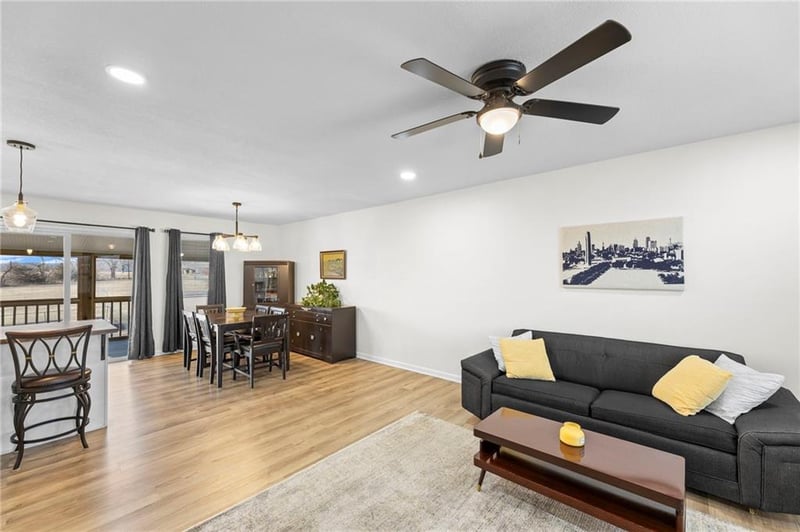 19723 Tonganoxie Dr, Tonganoxie, KS 66086