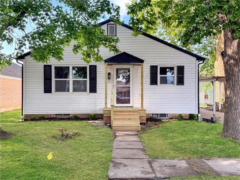 504 29th St, Higginsville, MO 64037