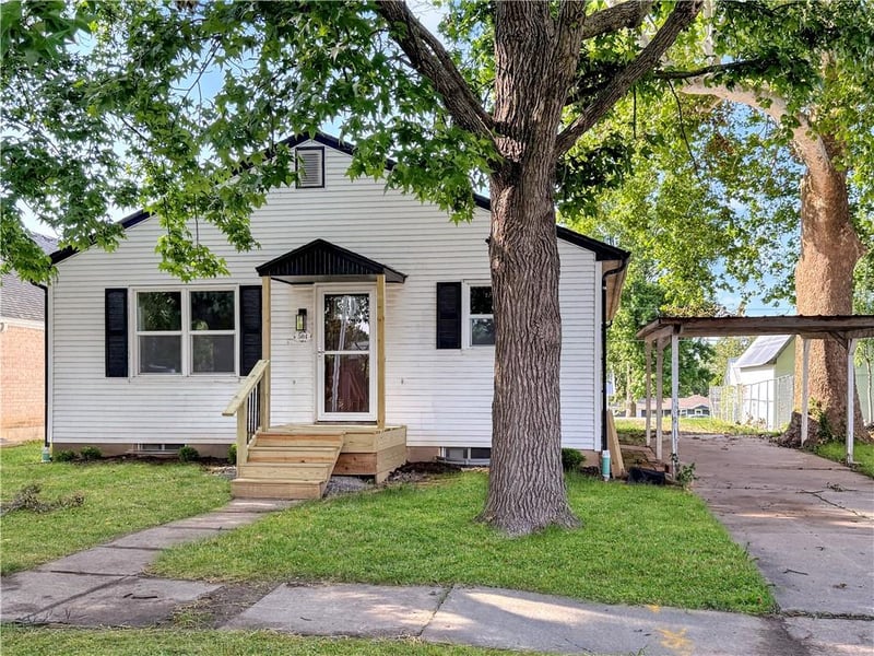 504 29th St, Higginsville, MO 64037