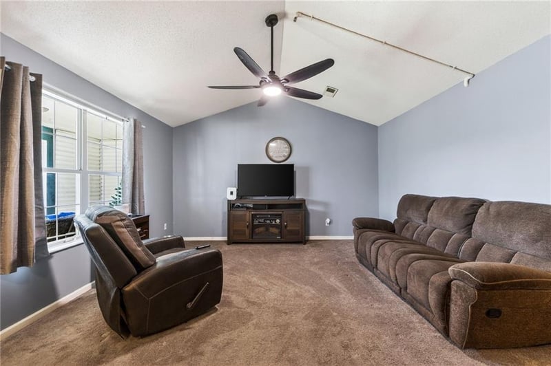 2310 68th St, Gladstone, MO 64118