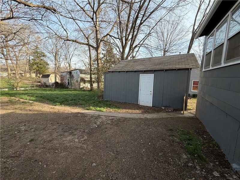 1915 Overton Ave, Independence, MO 64052