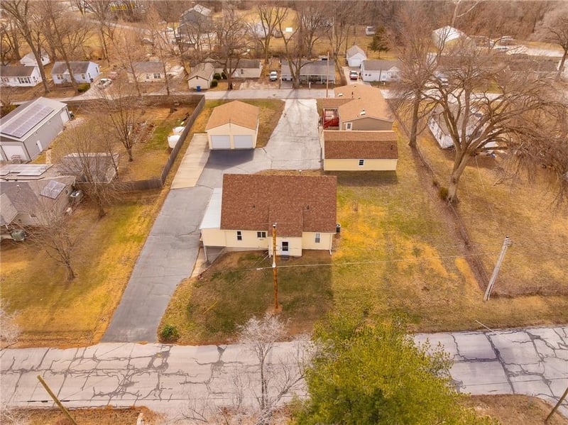 8215 NE Schell Rd, Pleasant Valley, MO 64068