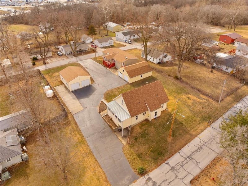 8215 NE Schell Rd, Pleasant Valley, MO 64068