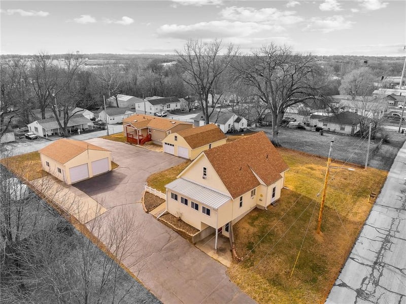 8215 NE Schell Rd, Pleasant Valley, MO 64068