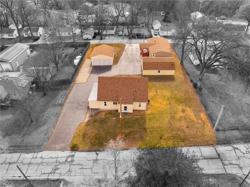 8215 NE Schell Rd, Pleasant Valley, MO 64068