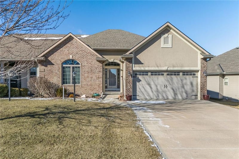 4410 Stonebridge Dr, St Joseph, MO 64505