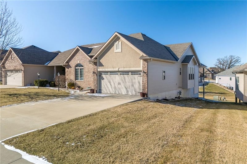 4410 Stonebridge Dr, St Joseph, MO 64505