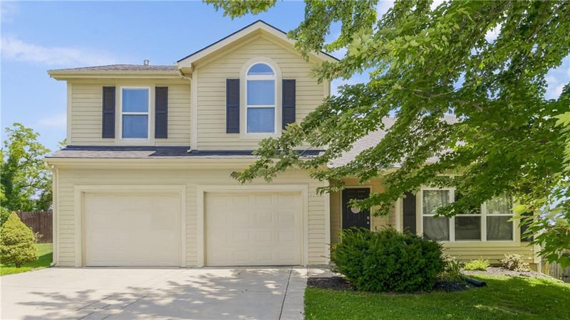 3703 Clayton Dr, Leavenworth, KS 66048