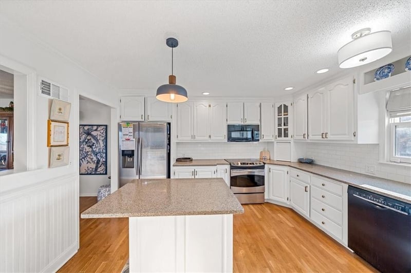 448 Point Dr, Lee's Summit, MO 64064