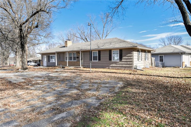 8421 Spring Valley Rd, Raytown, MO 64138