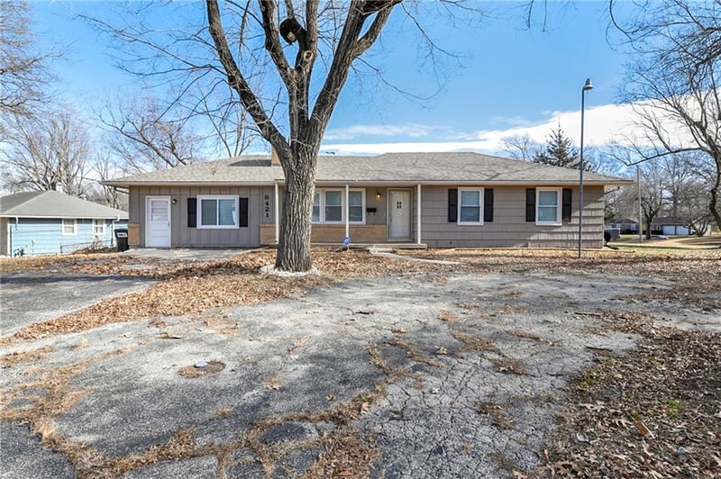 8421 Spring Valley Rd, Raytown, MO 64138