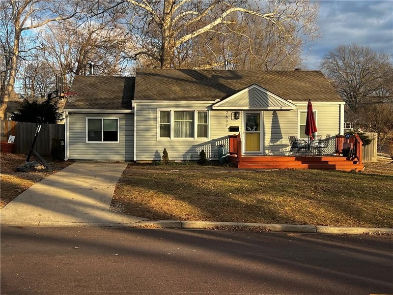 7637 Conser St, Overland Park, KS 66204