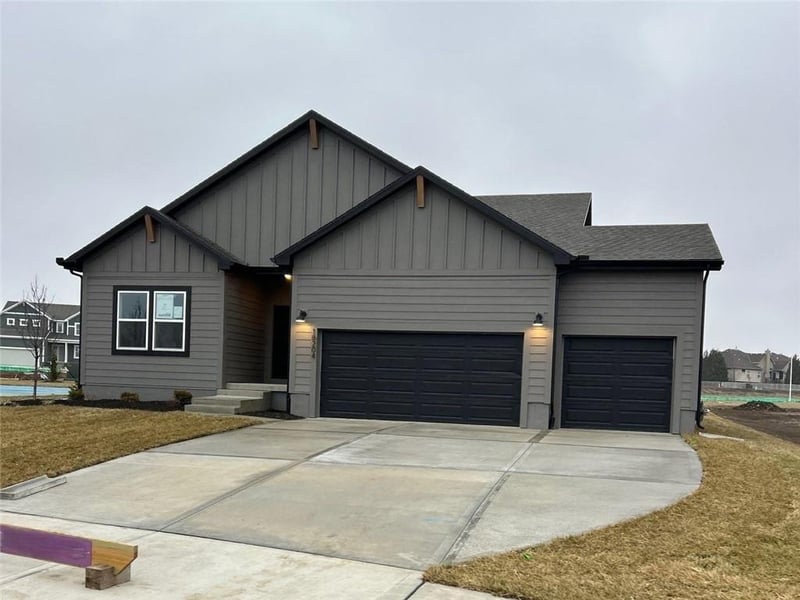 18204 166th Ter, Olathe, KS 66062