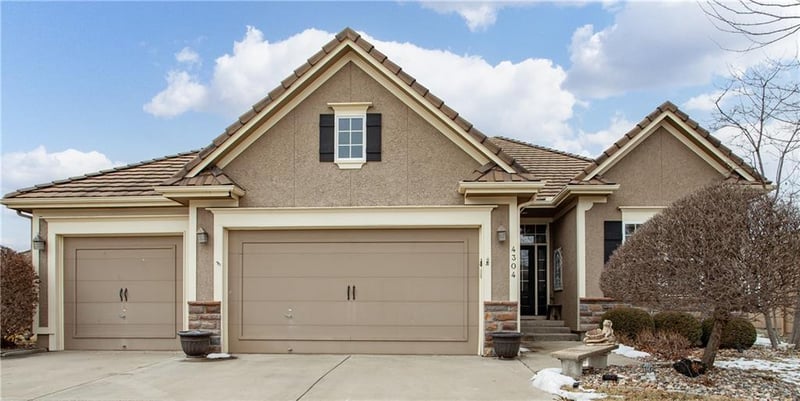 4304 Park Springs Dr, Lee's Summit, MO 64064