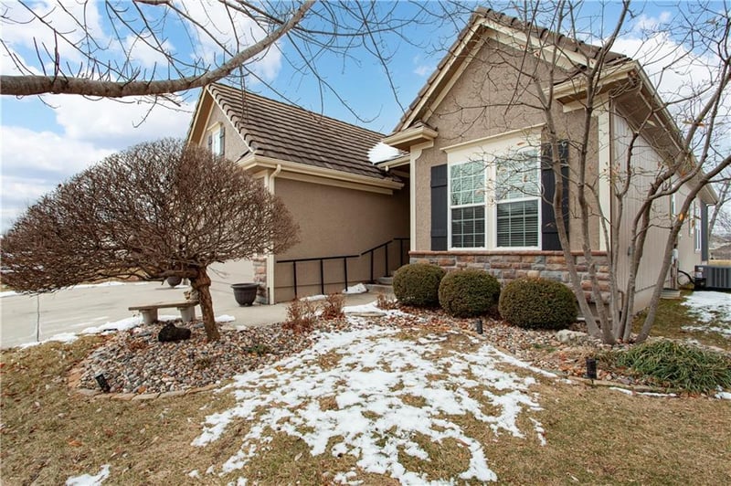 4304 Park Springs Dr, Lee's Summit, MO 64064