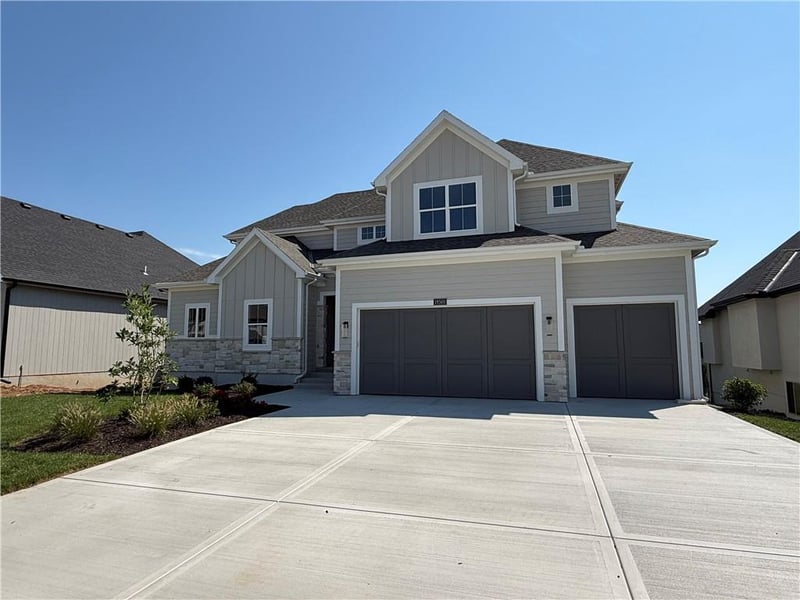18501 Pawnee Ln, Overland Park, KS 66085