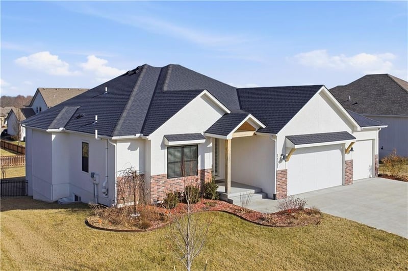 1121 Brookside Ct, Lee's Summit, MO 64064