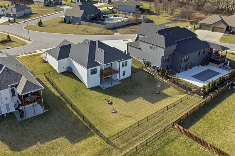 1121 Brookside Ct, Lee's Summit, MO 64064