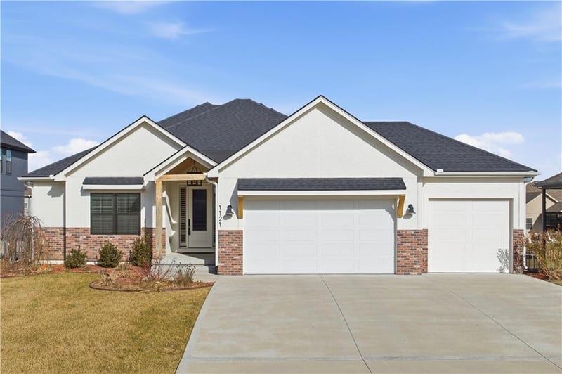 1121 Brookside Ct, Lee's Summit, MO 64064