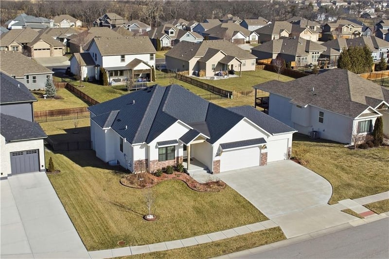 1121 Brookside Ct, Lee's Summit, MO 64064